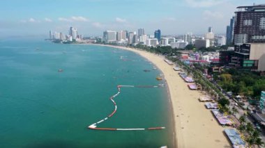 Güneşli bir günde 4K havası güzel Tayland Pattaya Şehri. Pattaya Sahili, Mercan Adası ve Binaları.