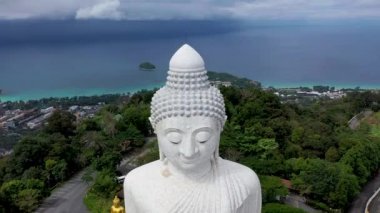 Beyaz mermer Big Buddha heykeli Tapınağı. Dolly Zoom havadan görünümü. Kare seçimi. Phuket Tayland