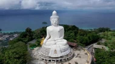 Meşhur Beyaz Buda mermer heykeli. Havadan Uzaklara Uç Görünümü. Phuket, Tayland