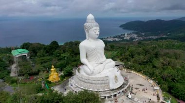 Phuket Tayland 'daki yüksek dağ zirvesinde Beyaz Mermer Büyük Buda Heykeli' nin insansız hava görüntüsü, Phuket Adası 'nın güzel simgesi, Phuket Adası' nın manzarasını görmek için popüler turist.