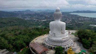 Beyaz yeşim mermer Suryakanta Myanmar Burma ile süslenmiş havadan görünümü büyük Buda Phuket Tayland yüksekliği 45 m. betonarme yapısı