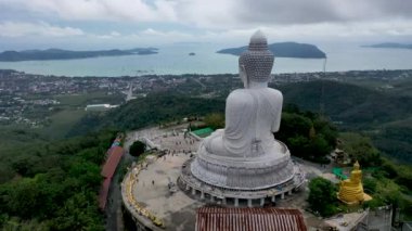 Phuket Tayland 'daki yüksek dağ zirvesinde Beyaz Mermer Büyük Buda Heykeli' nin insansız hava görüntüsü, Phuket Adası 'nın güzel simgesi, Phuket Adası' nın manzarasını görmek için popüler turist.