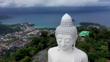 Beyaz mermer Big Buddha heykeli Tapınağı. Havadan görünümü kapatın. Phuket Tayland