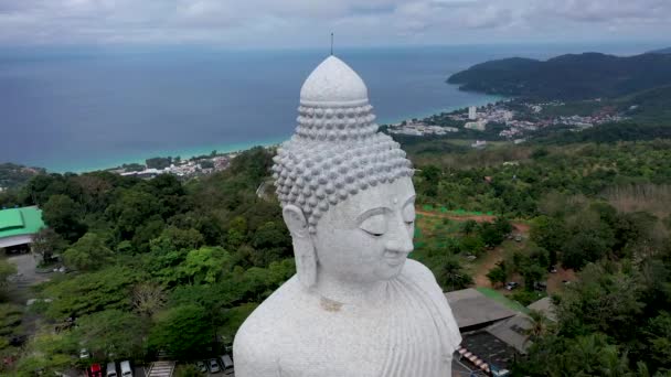 Aerial Close Big Buddha Wajah Phuket — Stok Video