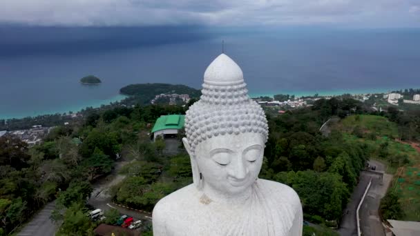 Aerial Close Big Buddha Wajah Phuket — Stok Video