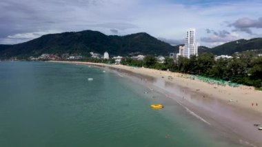 Phuket Patong plajı, İHA kamerasından hava manzarası, güzel patong kumsalı Phuket Tayland, inanılmaz deniz kumsalı, turist gezileri, ve güzel Puket adası.