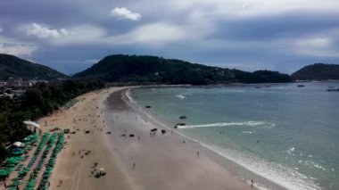 Phuket Tayland 'daki Mavi Okyanus Kata Sahili' nde Parasailing ve Jetski 'nin Hava Dronu