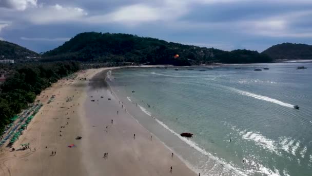 Uma Pessoa Parasail Cruzeiros Lanchas Compartilham Cena Baía Patong Patong — Vídeo de Stock