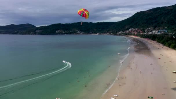 Uma Pessoa Parasail Cruzeiros Lanchas Compartilham Cena Baía Patong Patong — Vídeo de Stock