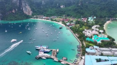 Tonsai iskele ve ikonik tropikal plaj ve Phi Phi Island, Tayland tatil hava uçak fotoğrafı