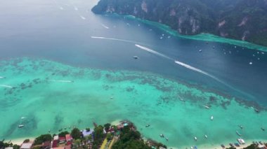 Koh Phi, Krabi Tayland 'daki Ton Sai Sahili' nin havadan görünüşü.