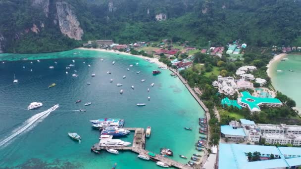 空中ドローン トンサイ桟橋と象徴的な熱帯のビーチとピピ島 タイのリゾートの写真 — ストック動画