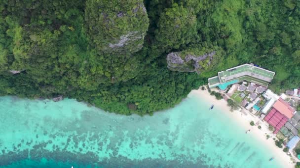 空中熱帯海のビーチ自然海青水晶水島の海岸線ドローンカメラで撮影した空中ビューアンダマン海場所ピピ島 — ストック動画