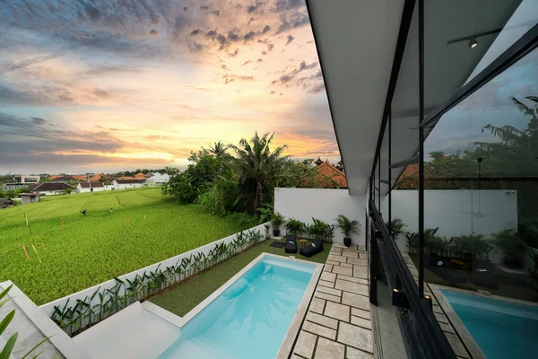 Tropischer Villenblick Mit Garten Pool Und Offenem Wohnzimmer Bei Sonnenuntergang — Stockfoto