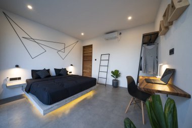 Kırmızı ışıklı, duvar lambalı modern bir çam yatağı. Lüks çatı katındaki yatak odası. Kırmızı ışıkların atmosferini vurgulamak için düşük ışıkta çekilmiş..