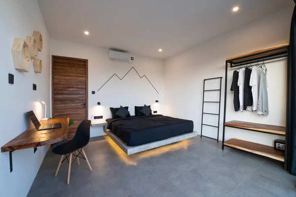 Роскошная Спальня Современной Кроватью Дизайнерской Комнате Стиле Лофт — стоковое фото