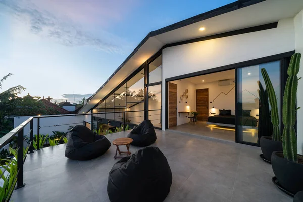 Zwarte Boonzakken Het Terras Van Een Moderne Villa Outdoor Zitzak Rechtenvrije Stockafbeeldingen