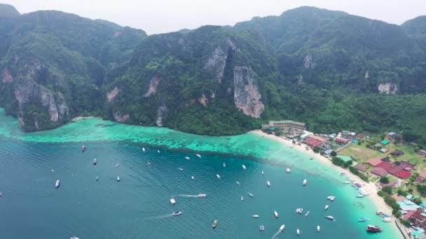 空中ドローン トンサイ桟橋と象徴的な熱帯のビーチとピピ島 タイのリゾートの写真 — ストック動画