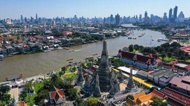 Wat Arun 'un güzelliği ve vurgusu Bangkok' taki Chao Phraya Nehri 'nde yer alan Prang' dır..