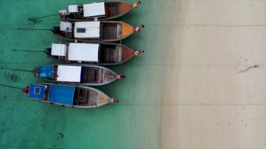 Rawai sahilindeki tropikal denizde uzun kuyruklu balıkçı tekneleri. Phuket Tayland. Güzel deniz yüzeyi. İnsansız hava aracı kamerasından yüksek kaliteli video..