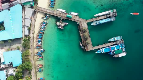 Aerial View Longtails Boat Parking Ton Sai Pier Koh Phi — 비디오