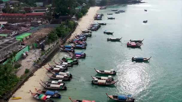 タイの伝統的なロングテールボート駐車場の空中ビュー トンサイビーチ — ストック動画