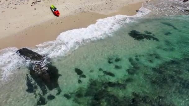 Aeial View Crystal Clear Beach Kayak Parked White Sand — Stockvideo