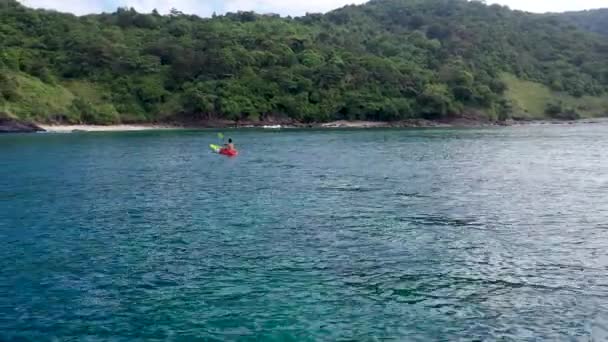 Sea Kayaking Tracking Shot Kayaker Paddling Green Orange Touring Kayak — Stockvideo