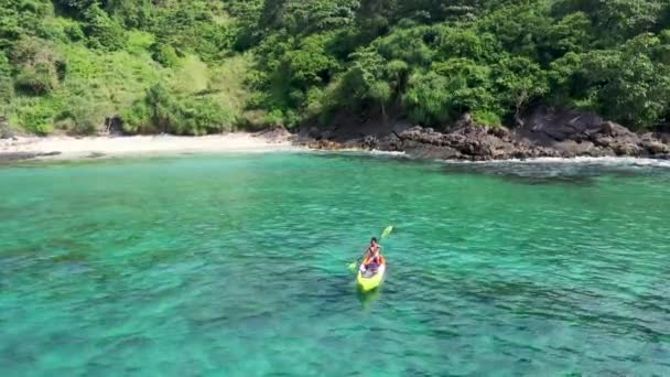 Aerial Drone Shot Young Asian Man Sea Kayaking Paddling Crystal — Vídeo de Stock