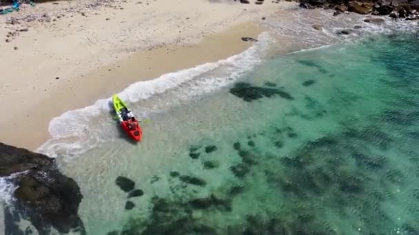 Aeial View Crystal Clear Beach Kayak Parked White Sand — Vídeo de Stock