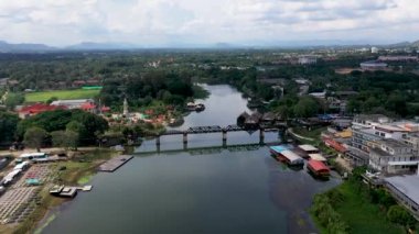 Tren yolu Chao Phraya Nehri, Tha Ma Kham, Mueang Kanchanaburi Bölgesi, Tayland