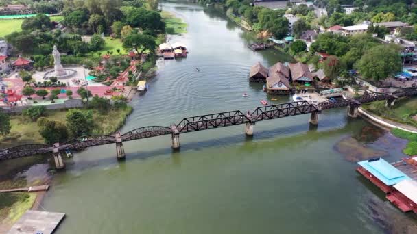 カンチャナブリ川の橋の空中写真 — ストック動画