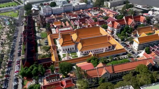 공중에서 Wat Phra Mahathat Voramahavihan Temple 근처에 Stupa Pagoda 마랏에 — 비디오