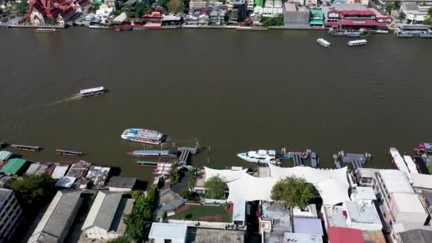 Pemandangan Udara Sungai Chao Phraya Dengan Beberapa Kapal Yang Berlayar — Stok Video