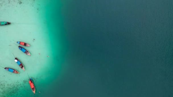 Top Uitzicht Tropisch Eiland Traditionele Thaise Boten Blauwe Zee Koh — Stockvideo