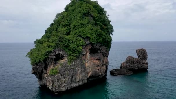 ドローンタイ ピピ島の緑の石灰岩の崖でパラダイス島の周りを撮影 — ストック動画