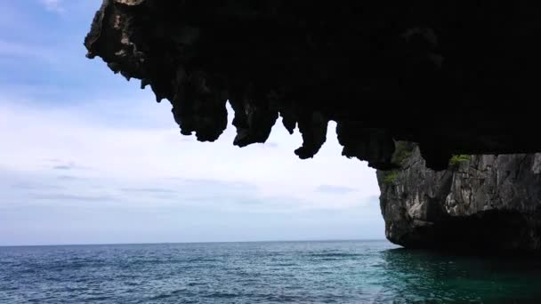 Closeup Shot Limestone Rock Middle Ocean Koh Phi Phi – Stock-video