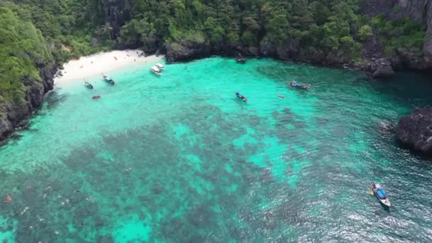 澄んだ青い水でタイのヌイ ビーチの無人機からの空中映像 — ストック動画