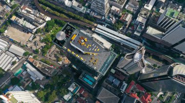 Bangkok 'taki en yüksek binanın çatısından bak..