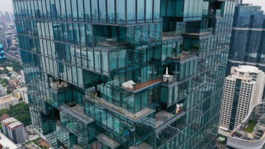 Bangkok 'taki en yüksek gökdelenin en güzel kısmı, cam bina inşaatının modern tasarımı..