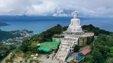 Panoramik manzaralı Phuket beyaz büyük Buda Simgesel Yapı Phuket Adası'nın çarpıcı mesafe görebilirsiniz