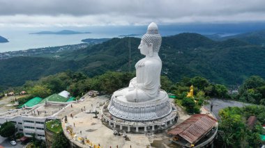 Güzel Büyük Buda, Phuket Adası 'ndan biri. Adadaki en önemli ve saygı duyulan simgeler. Devasa görüntü tepenin üstünde duruyor. Uzaktan kolayca görülebiliyor..