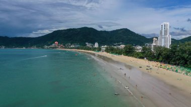 Drone 'la hava görüntüsü. Tayland 'ın Phuket Adası' ndaki Patong plajında turistler