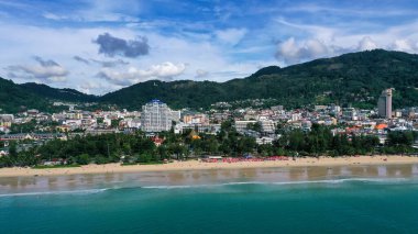 Patong Sahili, Phuket Adası, Tayland 'daki deniz manzaralı otel ve daireler.