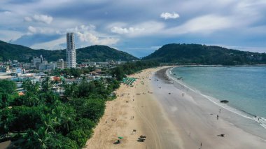 Patong plajı Phuket Tayland 'ın hava manzaralı kıyı şeridi. Hava manzaralı plaj kumsal alanı mavi deniz suyu