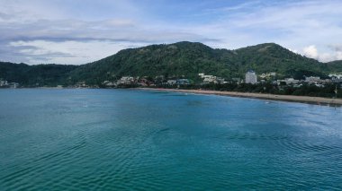 Patong Sahili, Phuket Adası, Tayland 'daki binaların arkasındaki deniz manzaralı oteller ve apartmanlar.