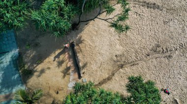 Uzaktan kumandalı bir adam Patong sahilinde uçan bir dronu kontrol ediyor. Phuket, Tayland 'da..