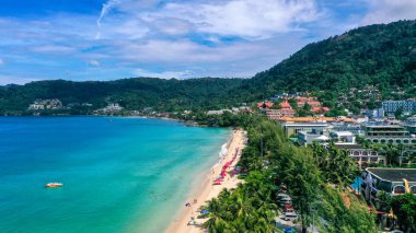 Patong Sahili, Phuket Adası, Tayland 'da deniz manzaralı oteller, apartmanlar ve turistler.