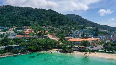 Deniz manzaralı oteller ve apartmanlar ve Patong plajı, Phuket Adası, Tayland