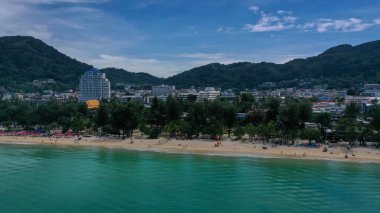 Patong Sahili, Phuket Adası, Tayland 'da deniz manzaralı oteller, apartmanlar ve turistler.